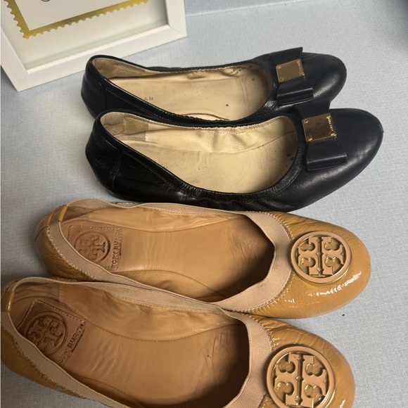 Tory Burch Black and Tan Leather Flats with Logo Medallion - Picture 1 of 12